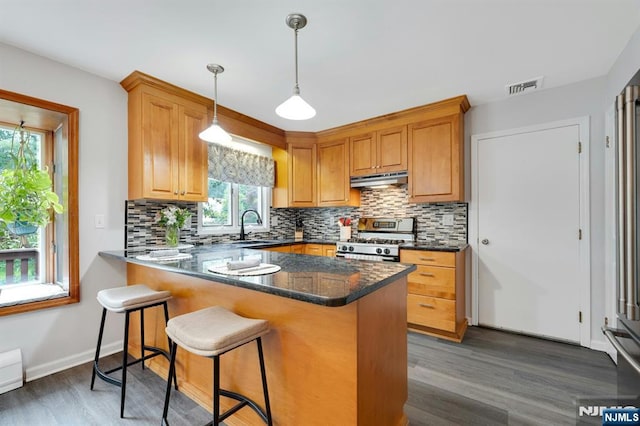 552 Godwin Ave, Midland Park, NJ 07432 - kitchen with range with gas cooktop, backsplash, wood finished floors, and a peninsula