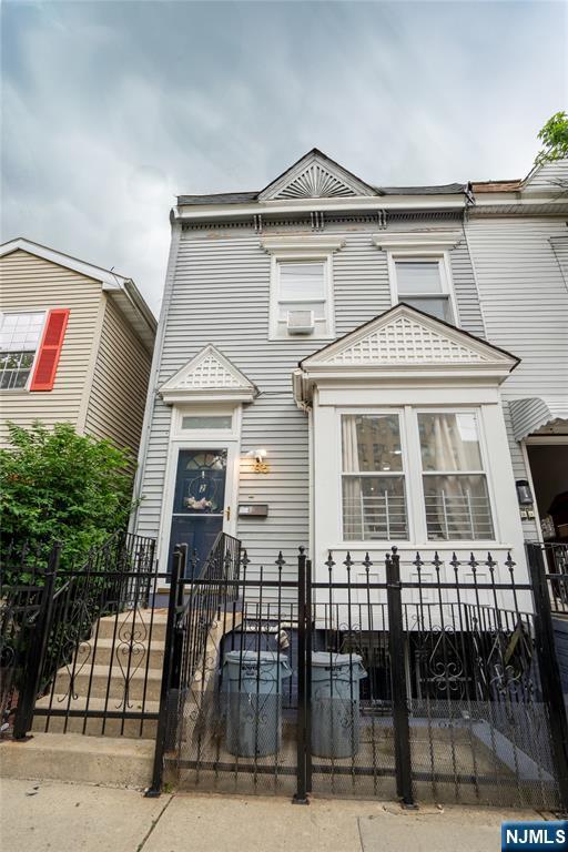 95 Mount Prospect Ave, Newark, NJ 07104 - multi unit property featuring a fenced front yard