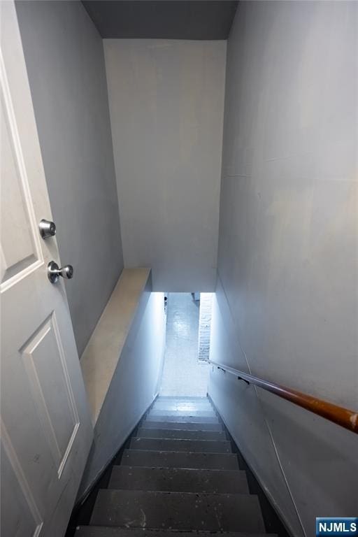 95 Mount Prospect Ave, Newark, NJ 07104 - view of stairway