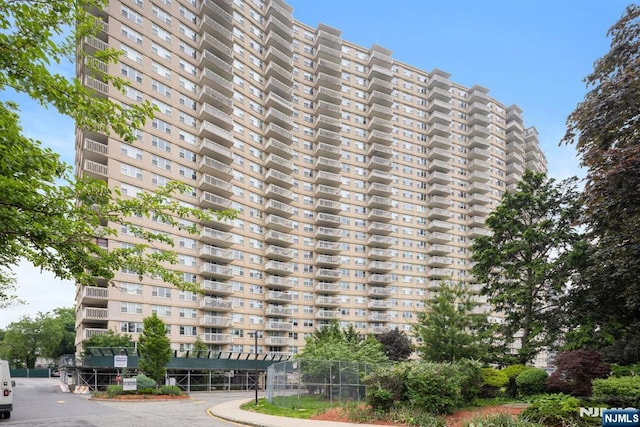 555 N Ave Unit 15W, Fort Lee, NJ 07024 - view of apartment building / complex