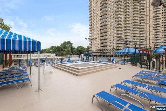 555 N Ave Unit 15W, Fort Lee, NJ 07024 - view of pool