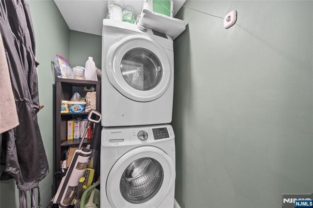 18 Lee Ave, Jefferson Township, NJ 07849 - laundry area with stacked washing machine and dryer