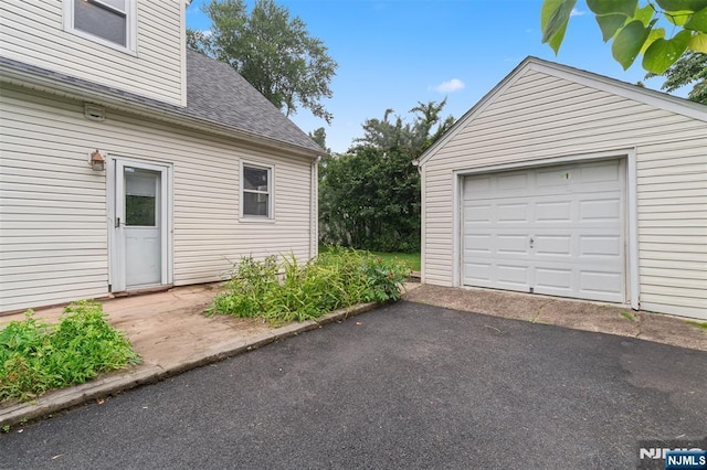 37 Golf Ct, Teaneck, NJ 07666 - detached garage featuring driveway