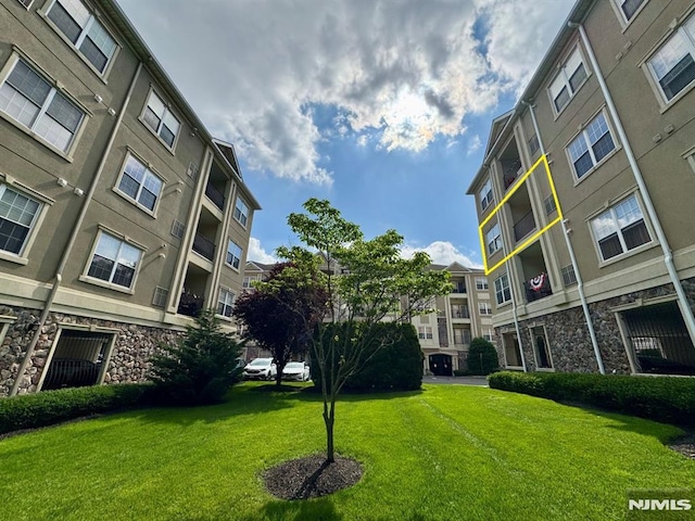 7207 Ravenscroft Rd Unit 7207, Clifton, NJ 07013 - view of home's community featuring a yard