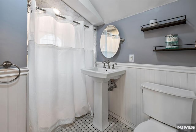 821 Glen Ave, Ridgewood, NJ 07450 - full bathroom with a wainscoted wall and a shower with curtain