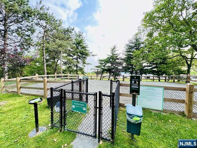 380 Whimbrel Ln Unit 380, Secaucus, NJ 07094 - surrounding community featuring a gate and a dog friendly area