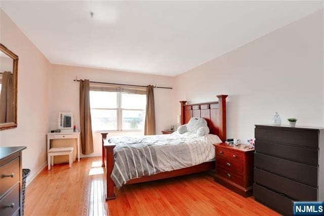 330 The Promenade, Edgewater, NJ 07020 - bedroom with light wood-type flooring