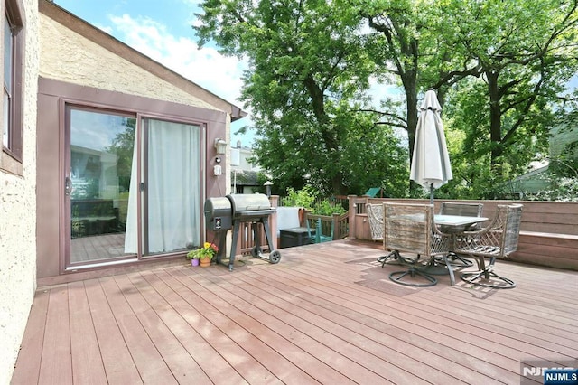 393 High St, Nutley, NJ 07110 - deck with grilling area and outdoor dining space