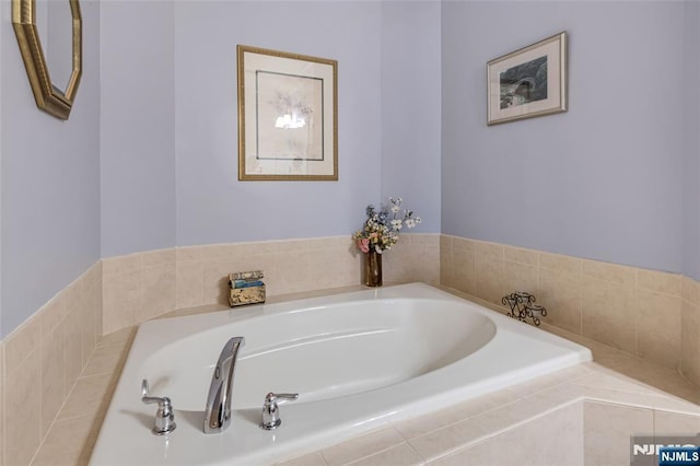 7108 Ravenscroft Rd Unit 555, Clifton, NJ 07013 - full bath with a garden tub