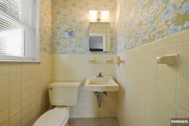 758 Koch Peak Ave, Twp Of Washington, NJ 07676 - bathroom featuring wallpapered walls, a wainscoted wall, tile walls, and tile patterned flooring