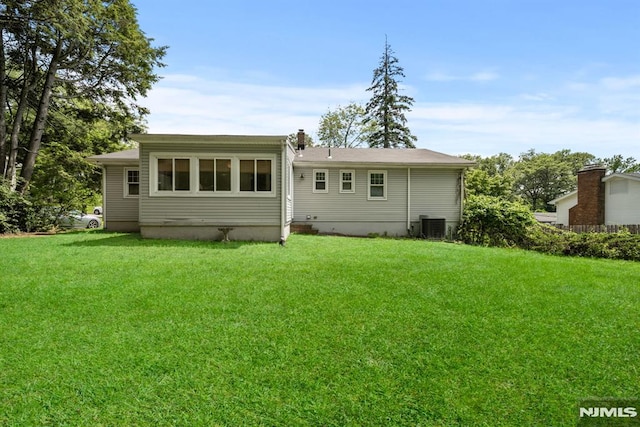 758 Koch Peak Ave, Twp Of Washington, NJ 07676 - back of house featuring a yard