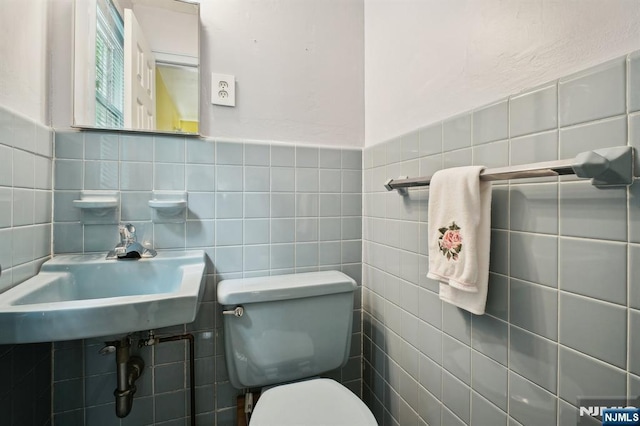 28 Stylon Rd, Wayne, NJ 07470 - half bath with tile walls