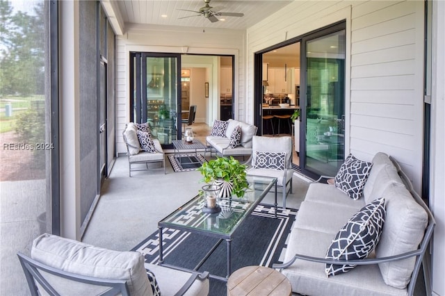 sunroom with ceiling fan