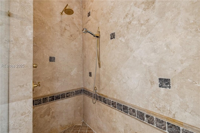 bathroom featuring a tile shower