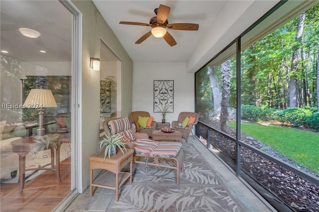 sunroom with ceiling fan