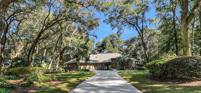 single story home with a front lawn