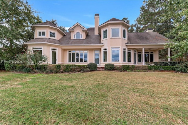 view of front of property featuring a front yard