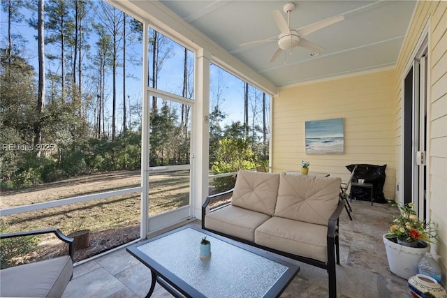 sunroom with ceiling fan