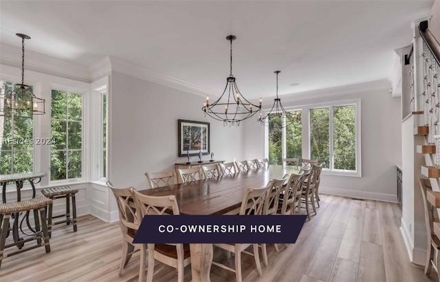 dining space featuring crown molding, a notable chandelier, and light hardwood / wood-style floors