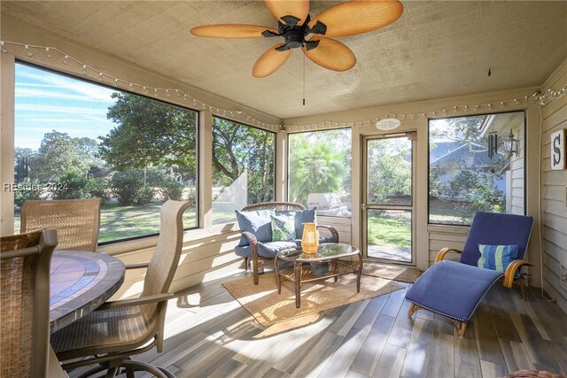 sunroom with ceiling fan