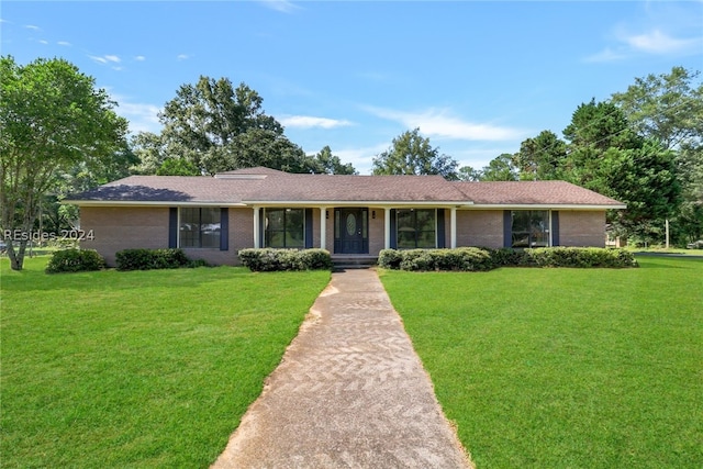 ranch-style house featuring a front yard