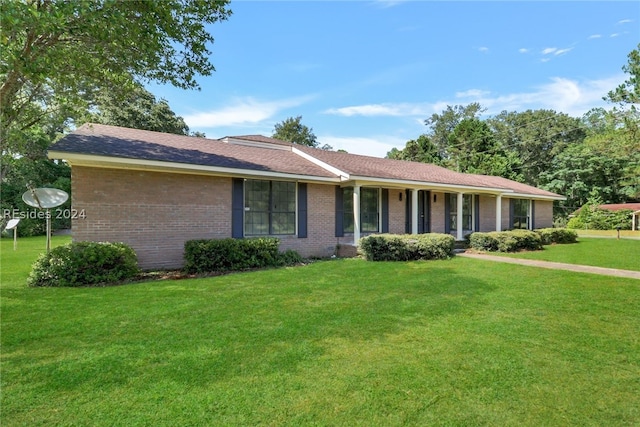 ranch-style home with a front lawn