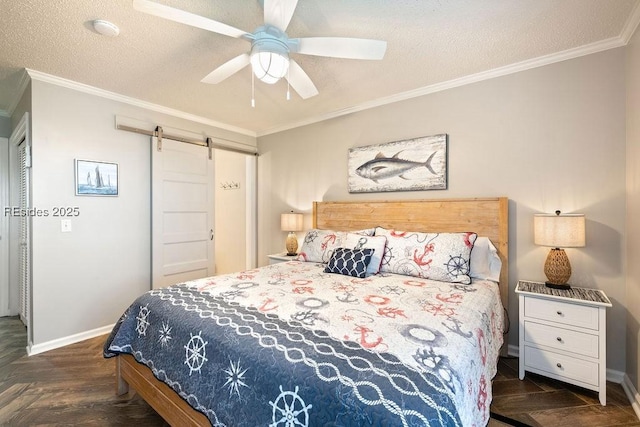 bedroom with ceiling fan, ornamental molding, a barn door, and a textured ceiling