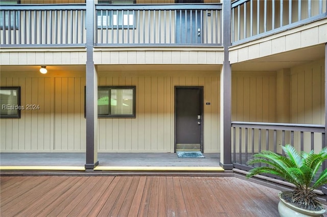 property entrance featuring a balcony