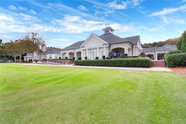 view of front facade featuring a front lawn