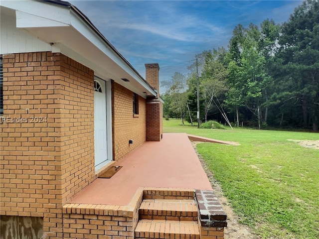 view of yard featuring a patio