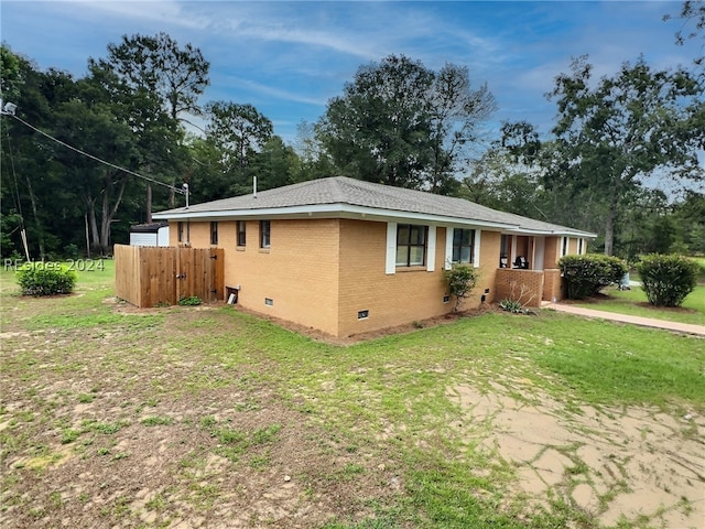 view of front of house with a front lawn