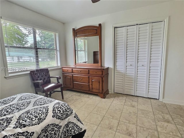 bedroom featuring ceiling fan and a closet