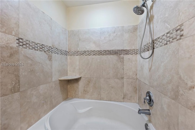 bathroom featuring tiled shower / bath