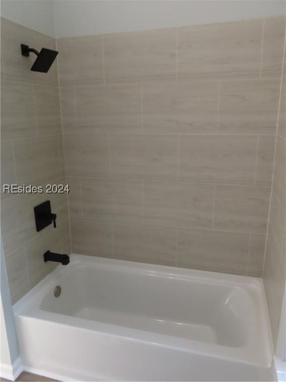 bathroom with tiled shower / bath