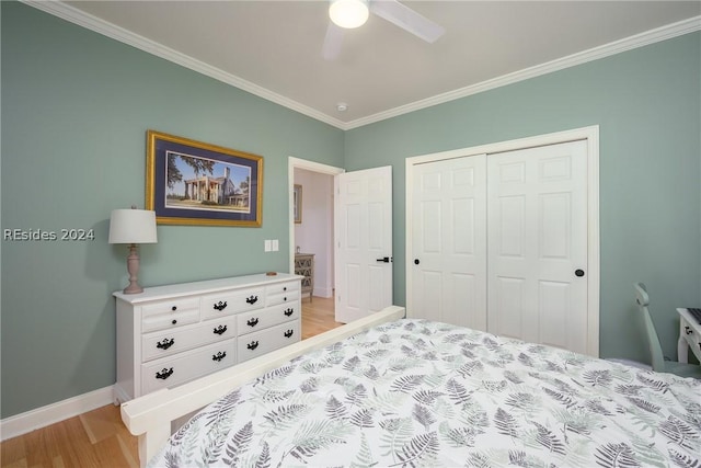 bedroom featuring crown molding, light hardwood / wood-style floors, ceiling fan, and a closet