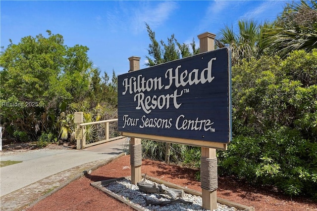 view of community / neighborhood sign