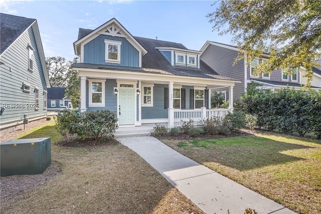 view of front of property featuring a front yard and a porch