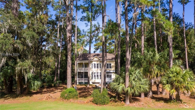 view of front of property with a front lawn