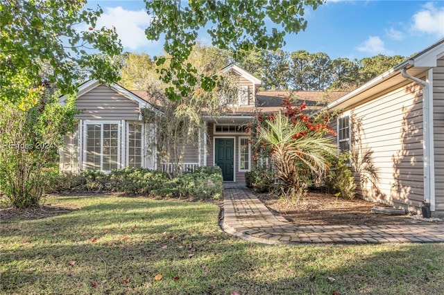 view of front of home featuring a front yard