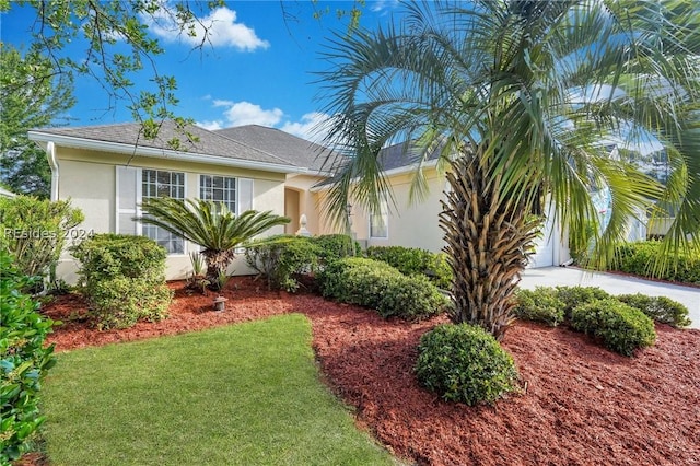 view of front of property with a front yard