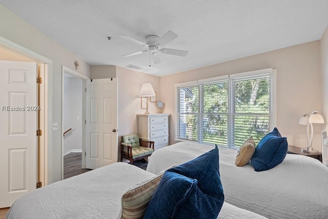 bedroom featuring ceiling fan and a textured ceiling