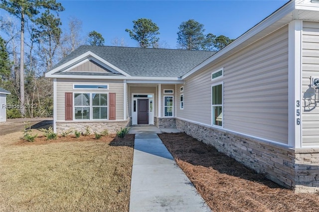 view of front facade with a front lawn