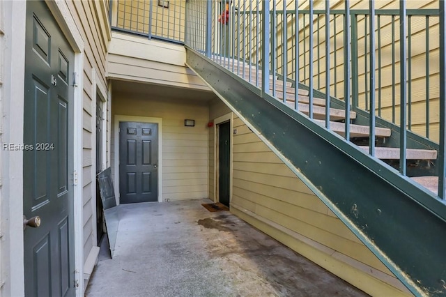 property entrance featuring a balcony