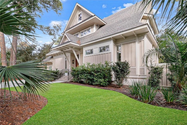 view of front of property featuring a front yard