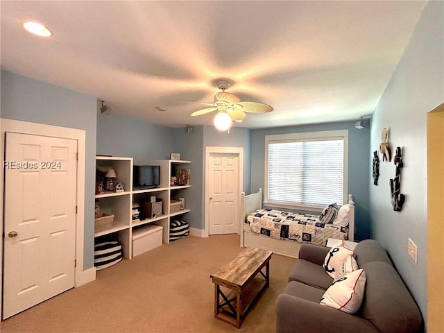 carpeted living room featuring ceiling fan