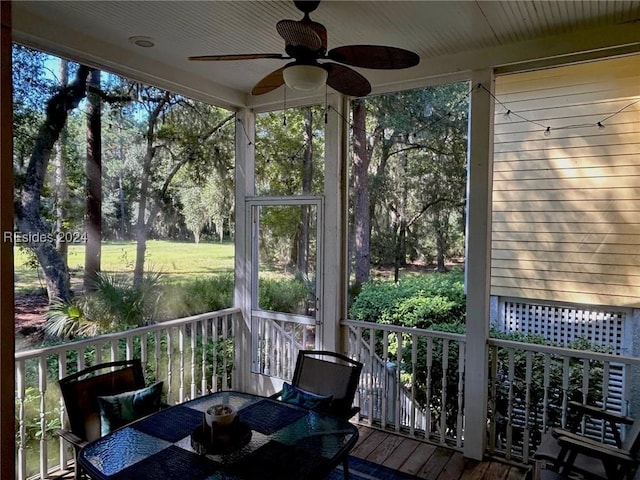 sunroom with ceiling fan