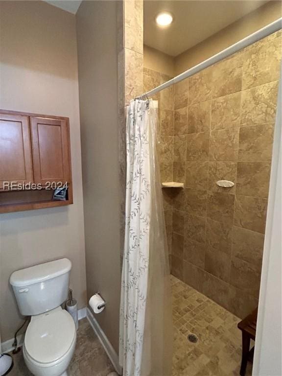 bathroom featuring toilet and a shower with curtain