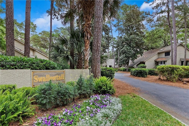 view of community / neighborhood sign