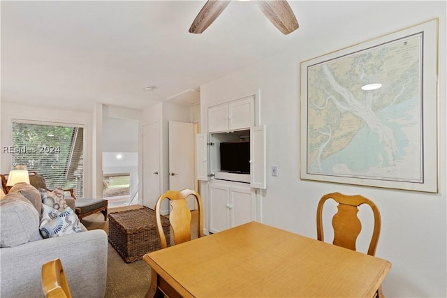 dining space with ceiling fan