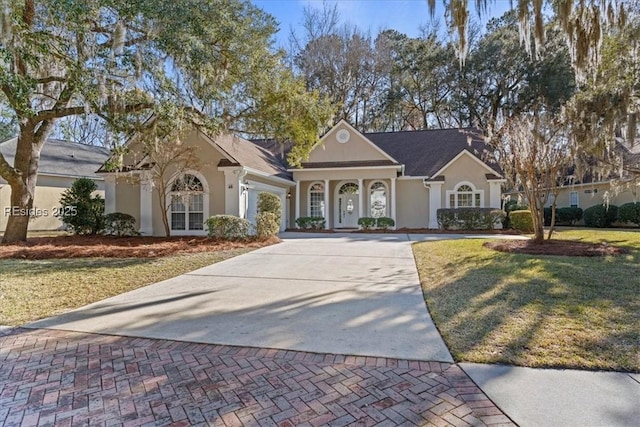 single story home with a front lawn